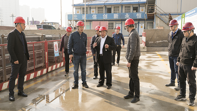 1：圖為戴董事長一行檢查先鋒國際廣場三期酒店寫字樓項目施工現(xiàn)場。.jpg